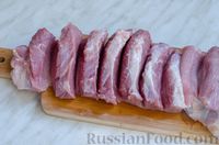 Фото приготовления рецепта: Гармошка из свинины, с куриным филе (в фольге) - шаг №2