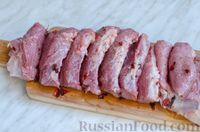 Фото приготовления рецепта: Гармошка из свинины, с куриным филе (в фольге) - шаг №4
