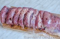 Фото приготовления рецепта: Гармошка из свинины, с куриным филе (в фольге) - шаг №5