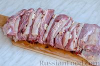 Фото приготовления рецепта: Гармошка из свинины, с куриным филе (в фольге) - шаг №8