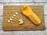 Фото приготовления рецепта: Тыквенные драники с сыром, имбирём и чесноком - шаг №2