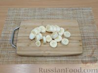 Фото приготовления рецепта: Шоколадный смузи с бананом и молоком - шаг №2