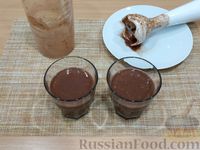Фото приготовления рецепта: Шоколадный смузи с бананом и молоком - шаг №5