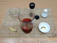 Фото приготовления рецепта: Томатный смузи с огурцом и болгарским перцем - шаг №4