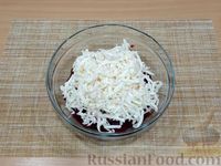 Фото приготовления рецепта: Салат со свёклой, плавленым сыром и чесноком - шаг №5