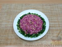 Фото приготовления рецепта: Салат со свёклой, плавленым сыром и чесноком - шаг №10