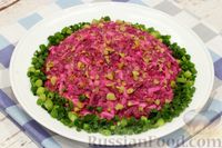 Фото приготовления рецепта: Салат со свёклой, плавленым сыром и чесноком - шаг №11