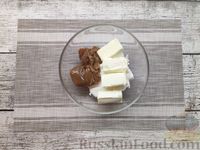 Фото приготовления рецепта: Творожные конфеты со сгущённым молоком и печеньем - шаг №3