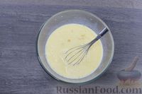 Фото приготовления рецепта: Пышный омлет с сыром и жареным луком (в духовке) - шаг №6