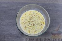 Фото приготовления рецепта: Пышный омлет с сыром и жареным луком (в духовке) - шаг №7