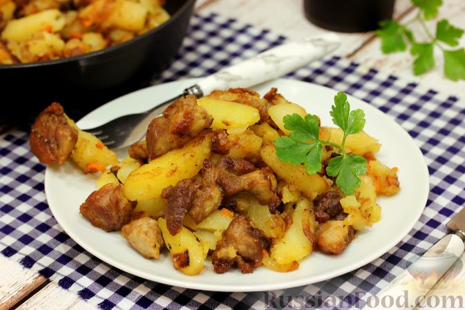 Картошка, тушенная со свининой и помидорами на сковороде