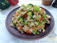 Фото к рецепту: Рис с курицей, овощами и яйцом