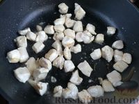 Фото приготовления рецепта: Рис с курицей, овощами и яйцом - шаг №5