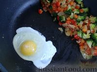 Фото приготовления рецепта: Рис с курицей, овощами и яйцом - шаг №10