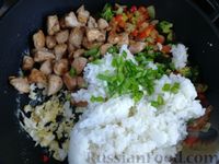 Фото приготовления рецепта: Рис с курицей, овощами и яйцом - шаг №12