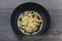 Фото приготовления рецепта: Лепёшка из лаваша с колбасой, помидором, сыром и яйцами - шаг №7