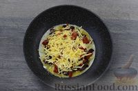 Фото приготовления рецепта: Лепёшка из лаваша с колбасой, помидором, сыром и яйцами - шаг №9