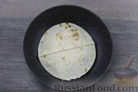 Фото приготовления рецепта: Лепёшка из лаваша с колбасой, помидором, сыром и яйцами - шаг №10