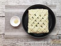 Фото приготовления рецепта: Пирог из слоёного теста с рыбными консервами, шпинатом и яйцами - шаг №18