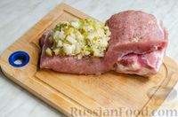 Фото приготовления рецепта: Запечённая свинина, фаршированная грушами и киви - шаг №8