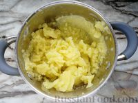 Фото приготовления рецепта: Чебуреки с картофелем и сыром - шаг №6