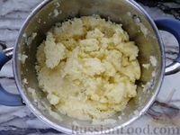 Фото приготовления рецепта: Чебуреки с картофелем и сыром - шаг №8