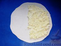 Фото приготовления рецепта: Чебуреки с картофелем и сыром - шаг №11