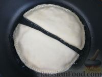 Фото приготовления рецепта: Чебуреки с картофелем и сыром - шаг №13