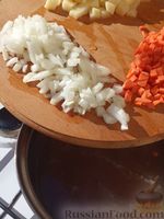 Фото приготовления рецепта: Суп с опятами, фасолью и макаронами - шаг №8