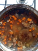 Фото приготовления рецепта: Суп с опятами, фасолью и макаронами - шаг №10