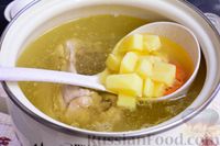 Фото приготовления рецепта: Куриный суп с клёцками и болгарским перцем - шаг №4