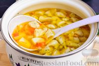 Фото приготовления рецепта: Куриный суп с клёцками и болгарским перцем - шаг №13