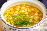 Фото приготовления рецепта: Куриный суп с клёцками и болгарским перцем - шаг №14