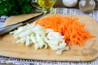 Фото приготовления рецепта: Отбивные из свинины, запечённые с морковью и сыром - шаг №4