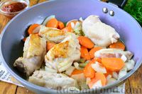 Фото приготовления рецепта: Картошка, тушенная с курицей в томатном соусе - шаг №6
