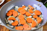 Фото приготовления рецепта: Картошка, тушенная с курицей в томатном соусе - шаг №4