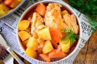 Фото приготовления рецепта: Картошка, тушенная с курицей в томатном соусе - шаг №10