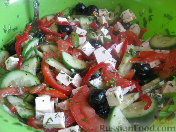 Греческий салат с тайменем