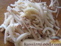 Фото приготовления рецепта: Салат из кальмаров с овощами - шаг №4