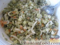Фото приготовления рецепта: Салат из кальмаров с овощами - шаг №11