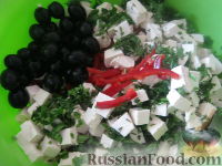 Фото приготовления рецепта: Салат с брынзой "Хориатики" - шаг №6