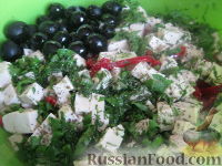 Фото приготовления рецепта: Салат с брынзой "Хориатики" - шаг №7