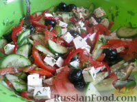 Фото приготовления рецепта: Салат с брынзой "Хориатики" - шаг №8