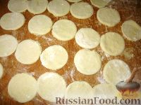 Фото приготовления рецепта: Вареники с картофелем, тушенные с куриной печенью в горшочках - шаг №3