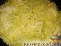 Фото приготовления рецепта: Салат с колбасой, кукурузой, сыром, яичными блинчиками и сухариками - шаг №7