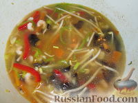 Фото приготовления рецепта: Китайский рыбный суп с овощами и грибами муэр - шаг №6