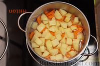 Фото приготовления рецепта: Рагу с курицей, картофелем, сладким перцем и помидором - шаг №7