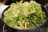 Фото приготовления рецепта: Рагу с брокколи, стручковой фасолью и пекинской капустой - шаг №11