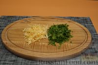 Фото приготовления рецепта: Скумбрия, фаршированная яйцом, зеленью и сыром (в духовке) - шаг №4