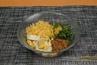 Фото приготовления рецепта: Скумбрия, фаршированная яйцом, зеленью и сыром (в духовке) - шаг №7